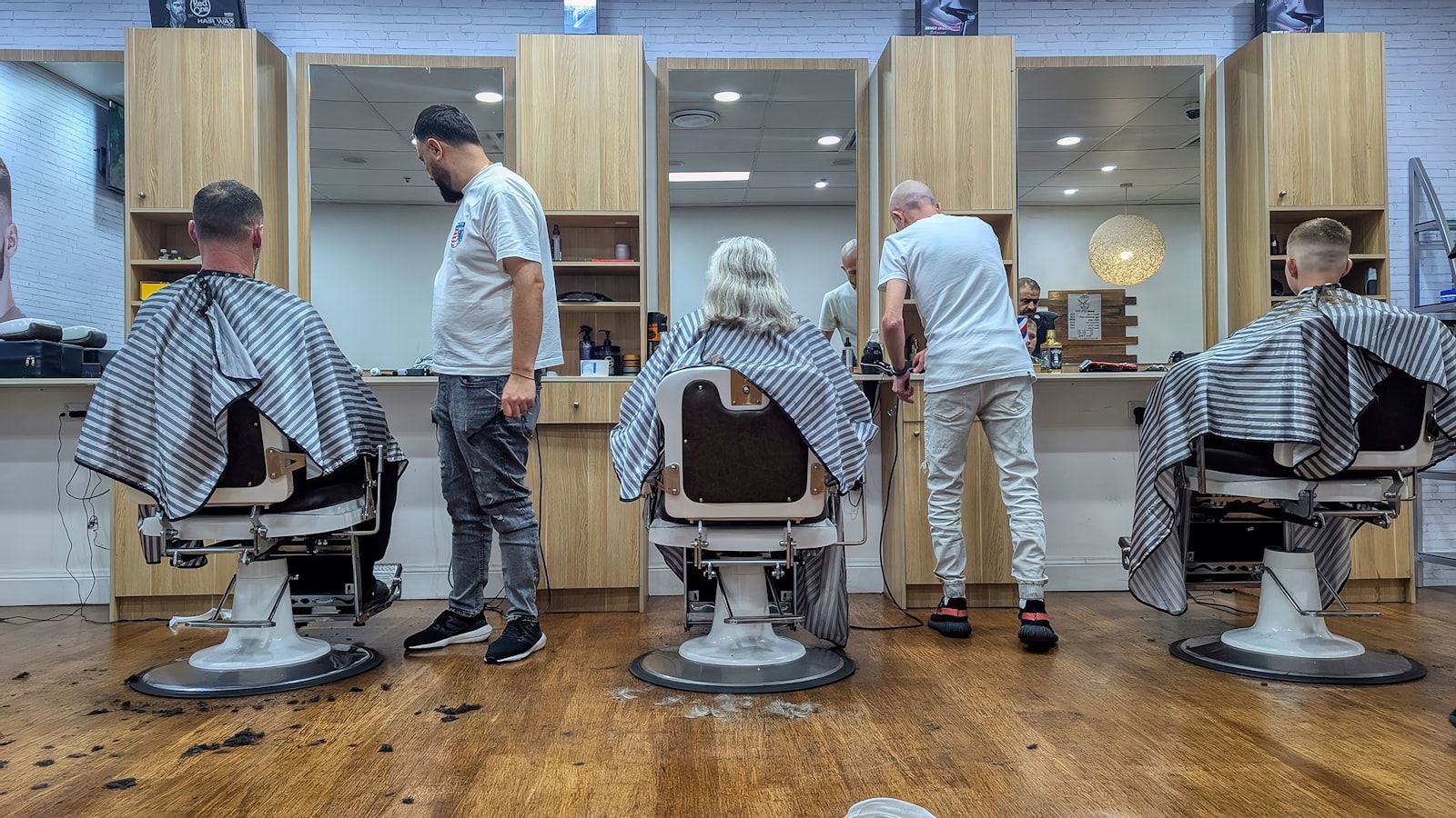 Barbiere schneiden Haare in einem modernen Salon